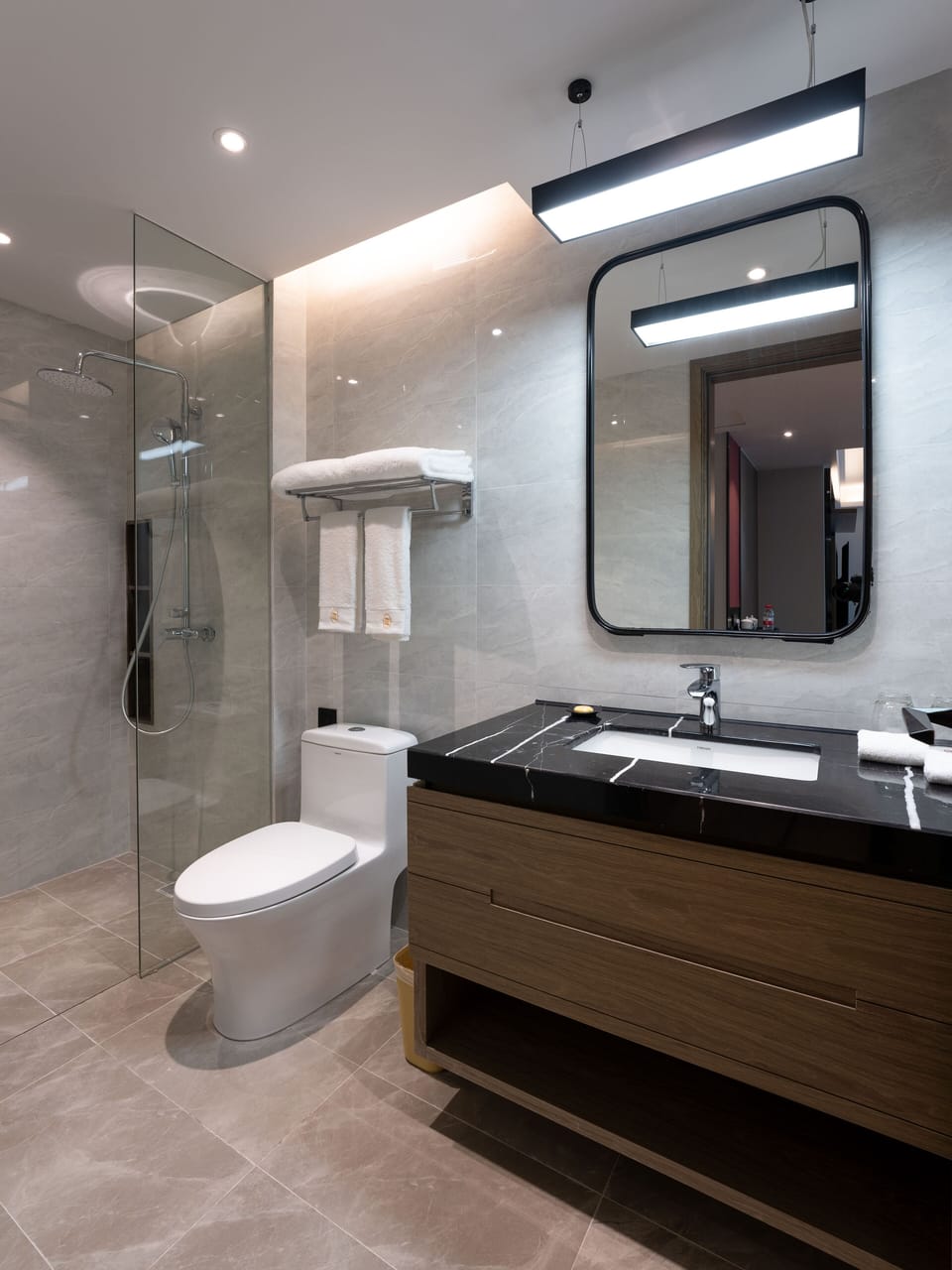 Honorable Family Suite | Bathroom | Shower, free toiletries, hair dryer, bathrobes