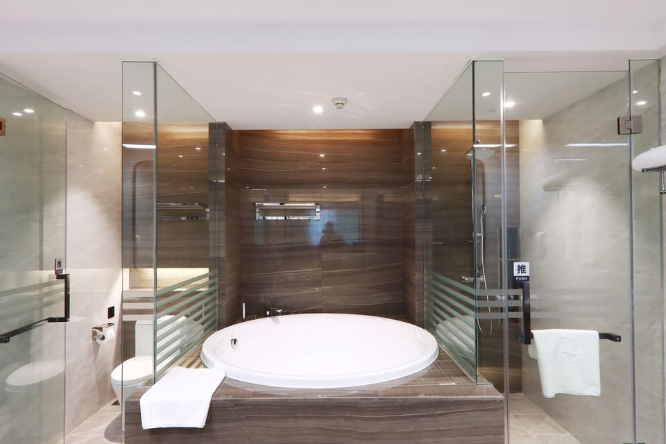 Honorable Deluxe Suite | Bathroom | Shower, free toiletries, hair dryer, bathrobes