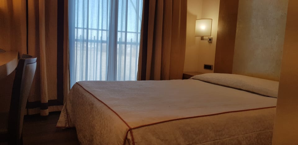 Premium bedding, down comforters, minibar, in-room safe