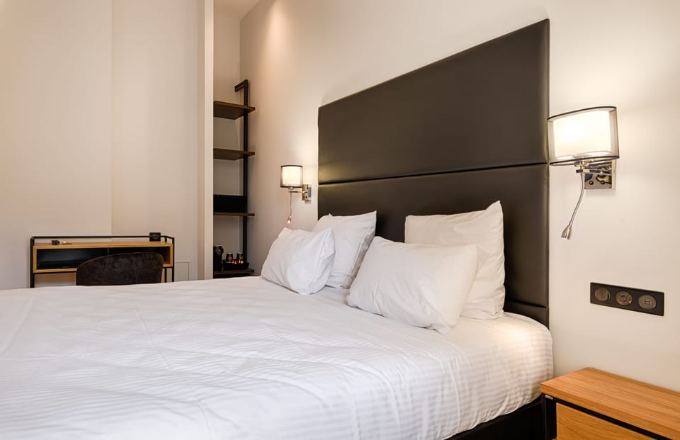 Classic Double Room, 1 Double Bed, Non Smoking, Courtyard View | Minibar, in-room safe, desk, blackout drapes