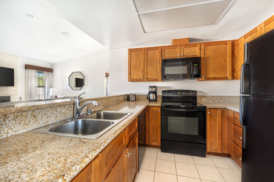 Room, 2 Bedrooms, Kitchen | Private kitchen | Fridge, microwave, coffee/tea maker, cookware/dishes/utensils