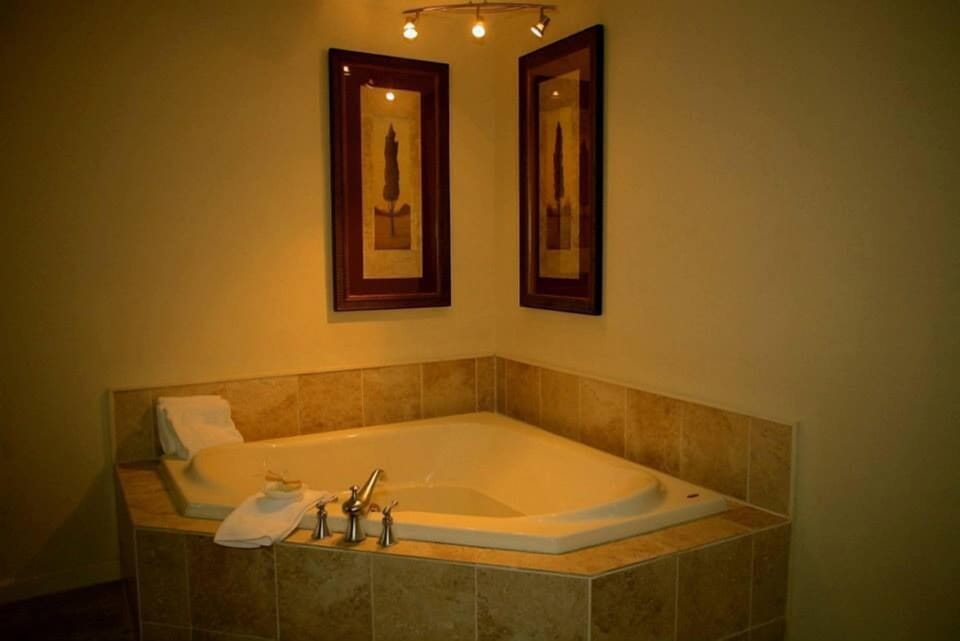 Romantic Room, 1 Bedroom, Jetted Tub - Non-Pet Friendly | 1 bedroom, desk, iron/ironing board (on request), WiFi (free)