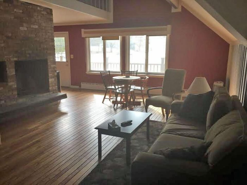 Exclusive Suite, 3 Bedrooms, Kitchenette, Mountain View - Pet Friendly | 1 bedroom, desk, iron/ironing board (on request), WiFi (free)