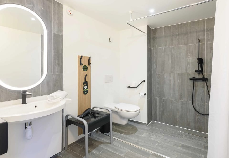 Standard Double Room, Mobility Accessible, Non Smoking | Bathroom | Bathtub, eco-friendly toiletries, hair dryer, towels