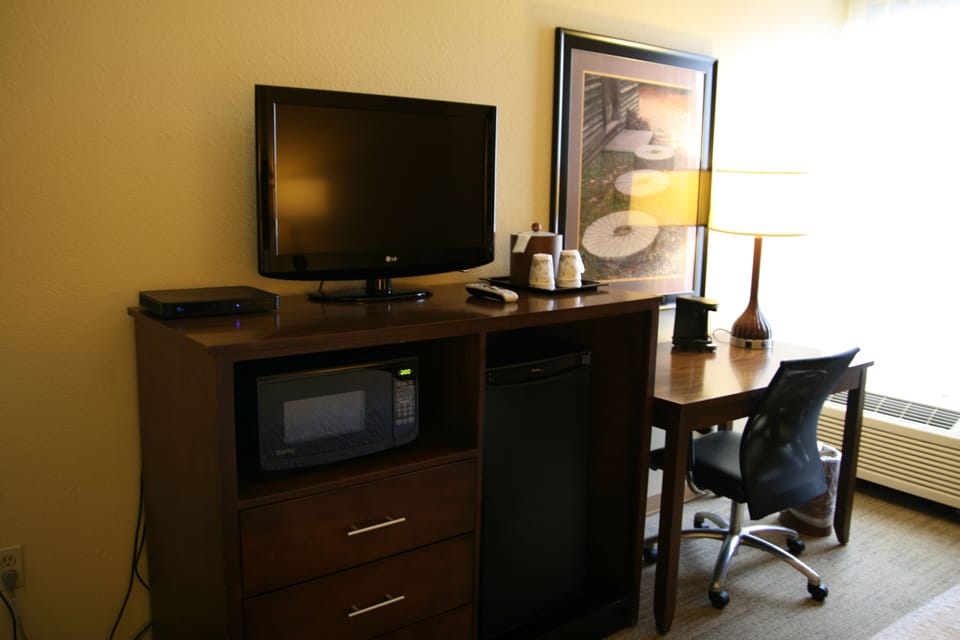 Room, 1 Queen Bed, Non Smoking | Living area | 32-inch flat-screen TV with cable channels, TV