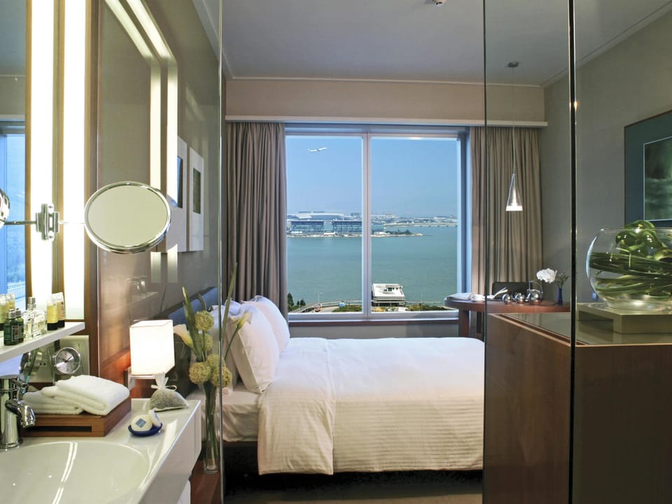 Superior Room, 1 Queen Bed | Minibar, in-room safe, desk, blackout drapes