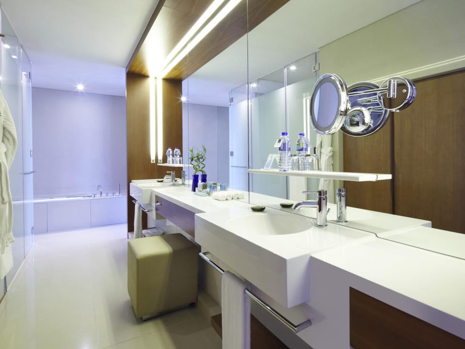 Premier Suite, 1 King Bed (Executive) | Minibar, in-room safe, desk, blackout drapes