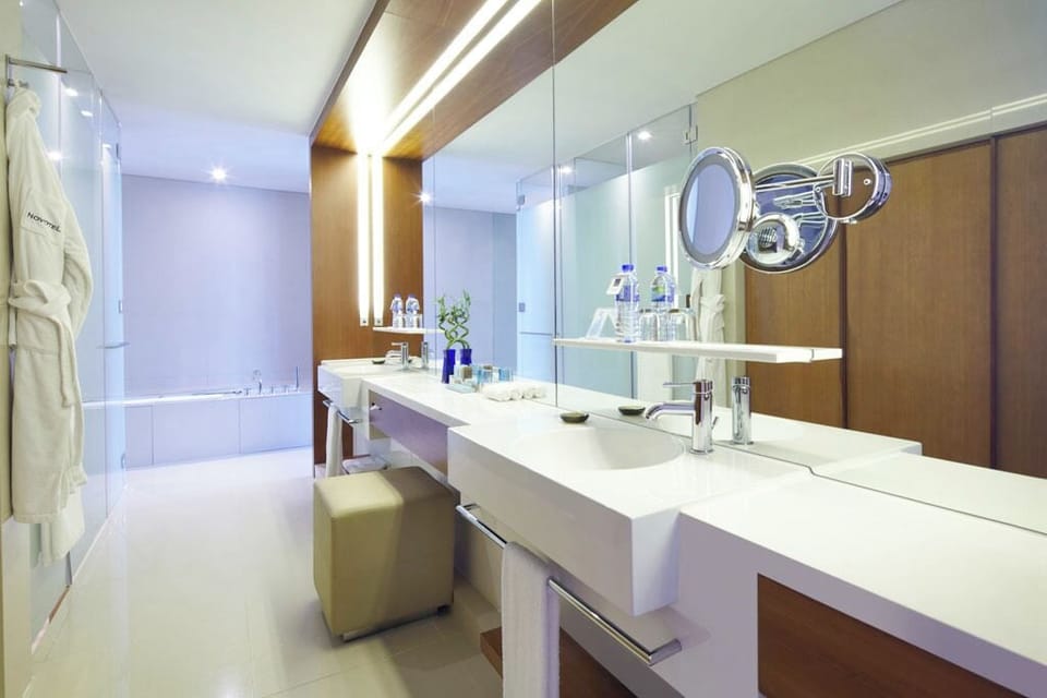 Premier Suite, 1 King Bed (Executive) | Bathroom | Eco-friendly toiletries, hair dryer, bathrobes, slippers