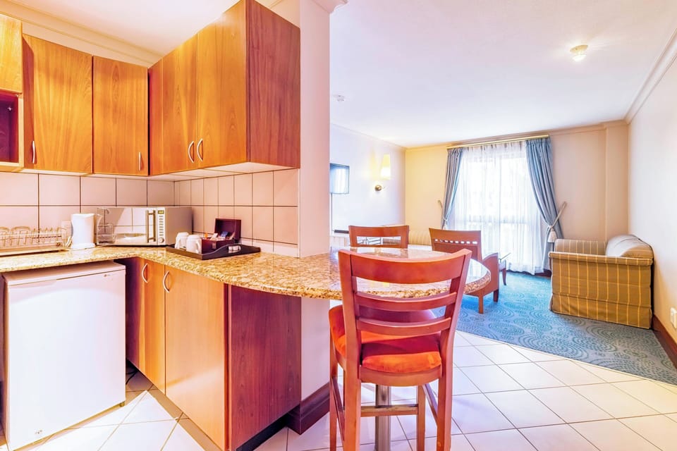 Coffee/tea maker, fridge, electric kettle