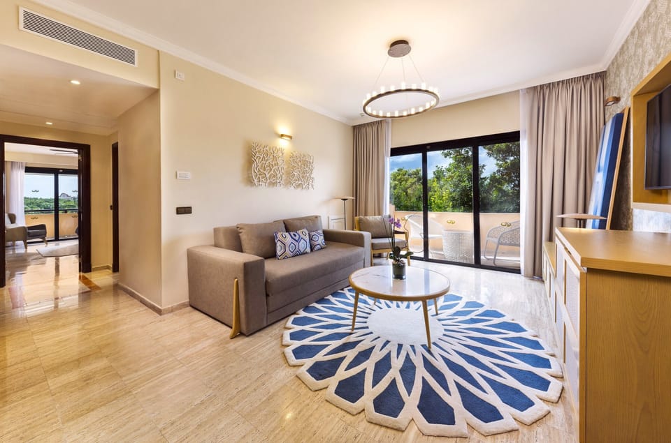Suite, Beachside | Minibar, in-room safe, desk, laptop workspace