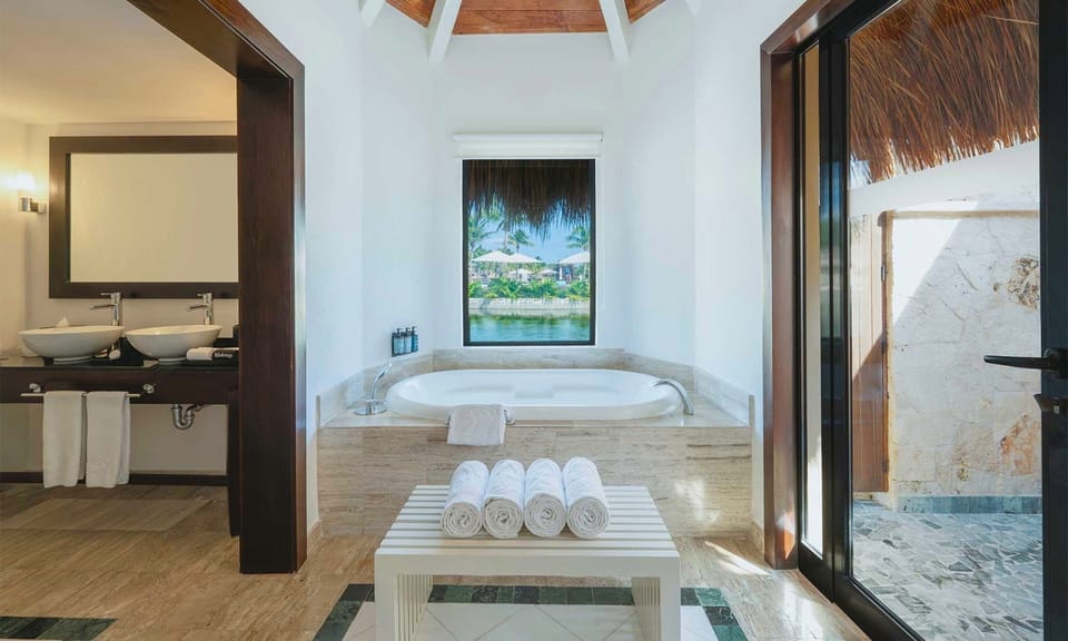 Combined shower/tub, jetted tub, free toiletries, hair dryer