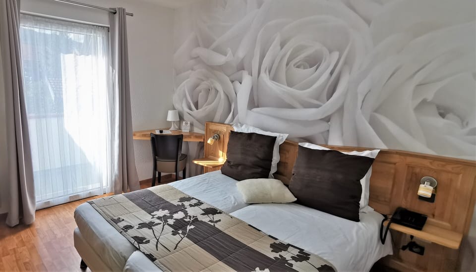 Classic Twin Room | Desk, laptop workspace, blackout drapes, free WiFi