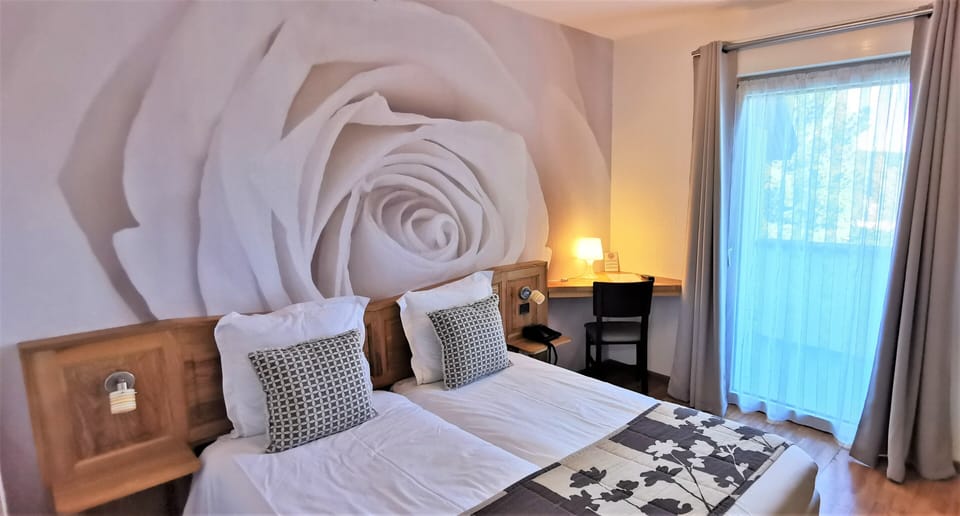 Classic Twin Room | Desk, laptop workspace, blackout drapes, free WiFi