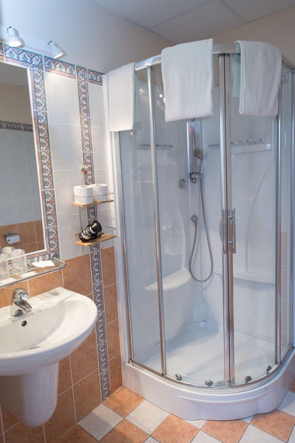 Combined shower/tub, eco-friendly toiletries, towels
