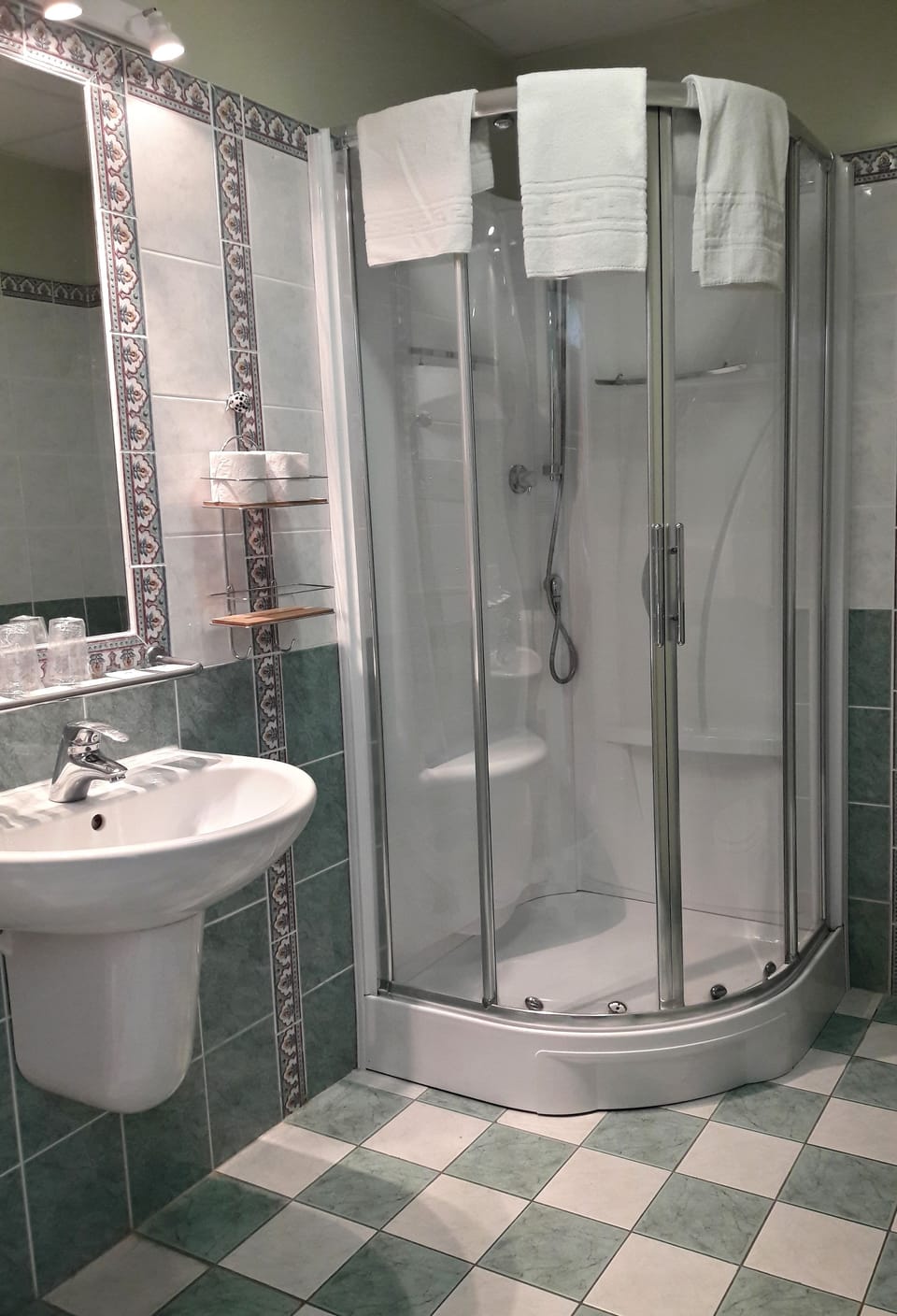 Combined shower/tub, eco-friendly toiletries, towels