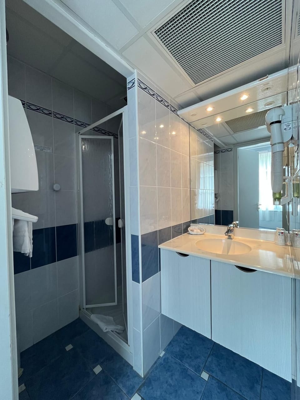 Comfort Double Room | Bathroom | Free toiletries, hair dryer, towels
