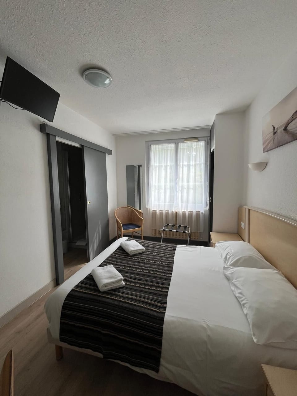 Standard Double Room | Desk, iron/ironing board (on request), WiFi (free)