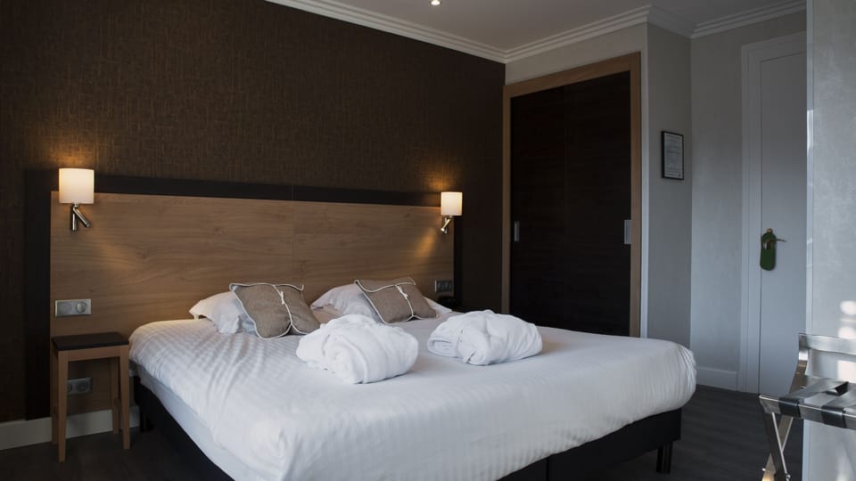 Double Room | In-room safe, individually furnished, desk, blackout drapes
