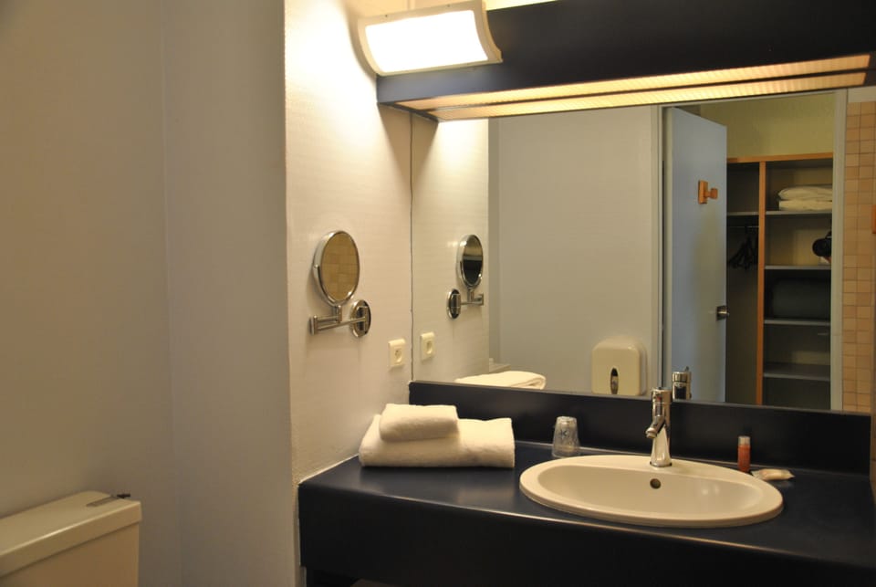 Bathroom sink