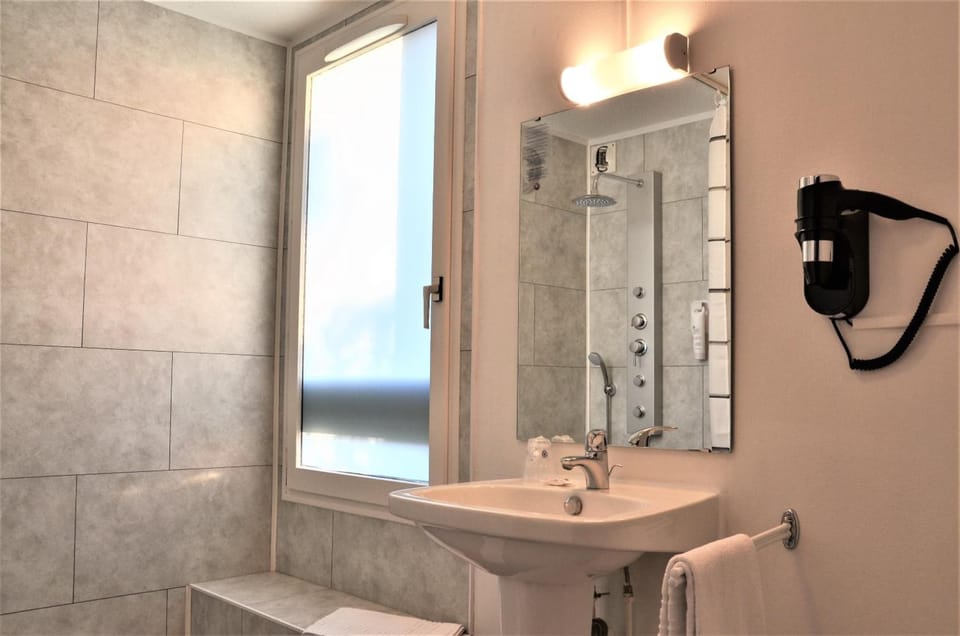 Comfort Double or Twin Room | Bathroom | Shower, free toiletries, hair dryer, towels