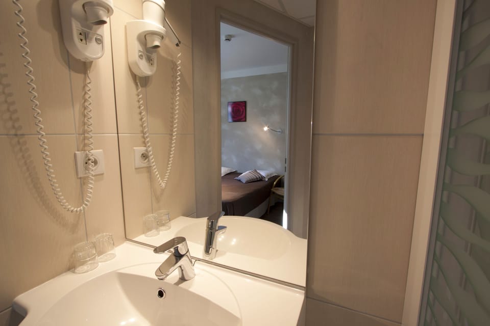 Double Room | Bathroom | Free toiletries, hair dryer, towels