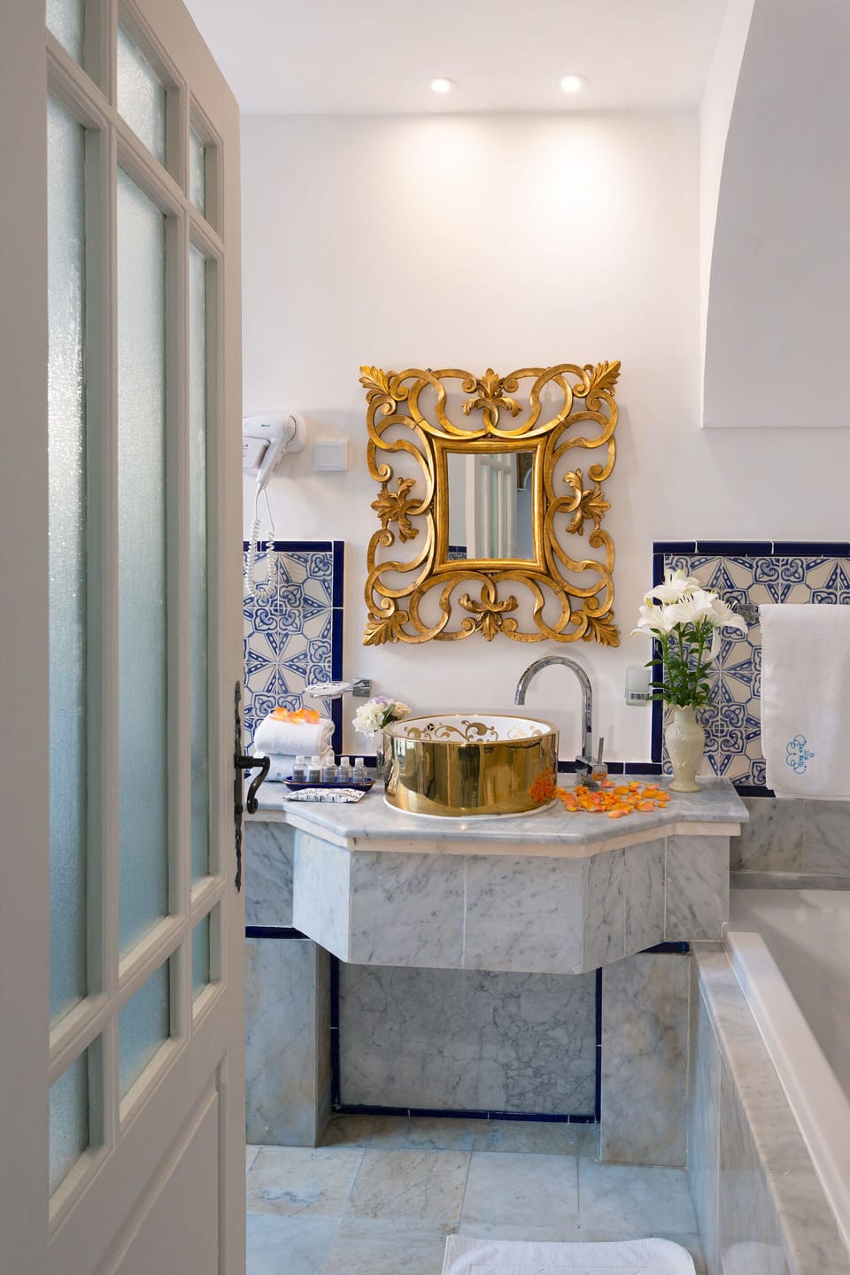 Room (Panorama) | Bathroom | Separate tub and shower, hair dryer, bathrobes, slippers