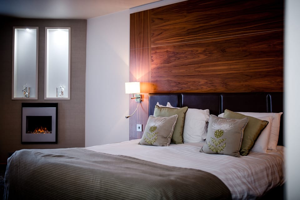 Desk, laptop workspace, free WiFi, bed sheets