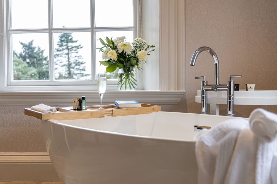 Junior Room | Bathroom | Combined shower/tub, free toiletries, hair dryer (on request), towels