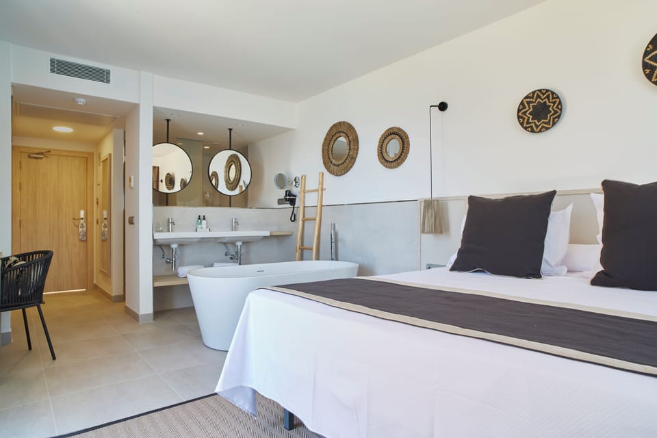 Inspire Adults, Sea View (2 Adults) | In-room safe, desk, cribs (free), WiFi (free)
