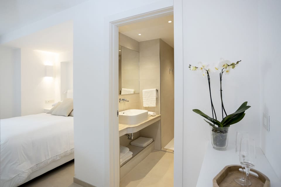 Comfort Double Room | Egyptian cotton sheets, premium bedding, down comforters, minibar