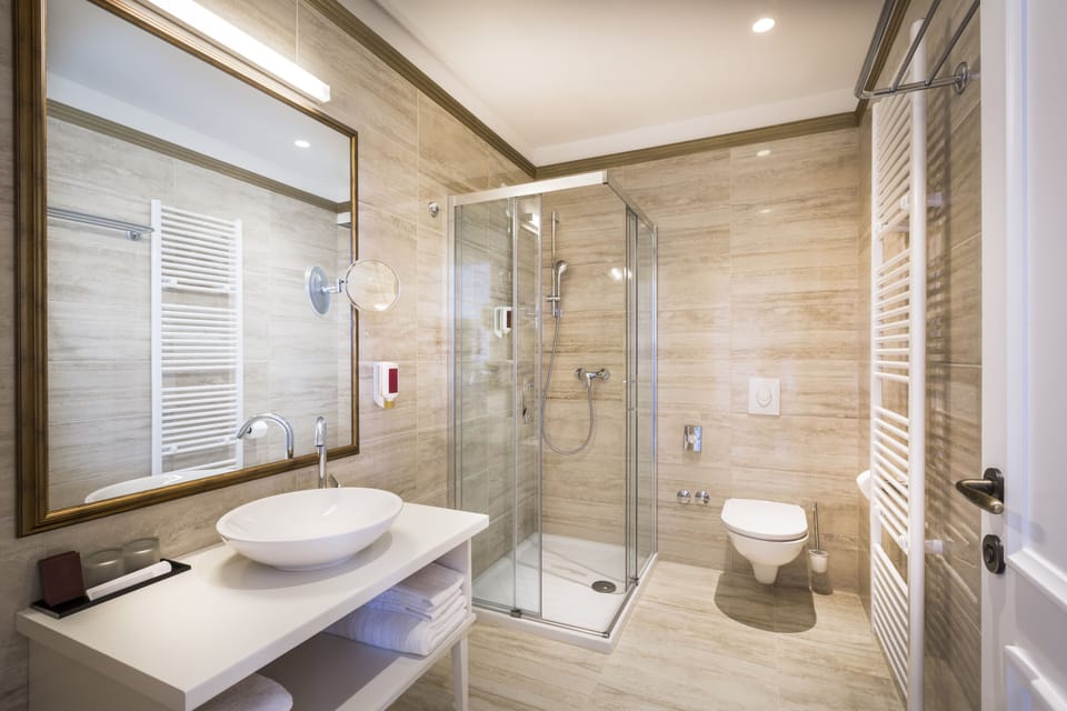 Superior Double Room, Balcony, Sea View | Bathroom | Free toiletries, hair dryer, bathrobes, towels