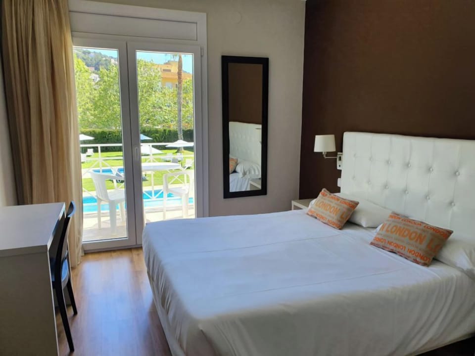 Superior Double Room, Balcony | Desk, blackout drapes, free WiFi, bed sheets