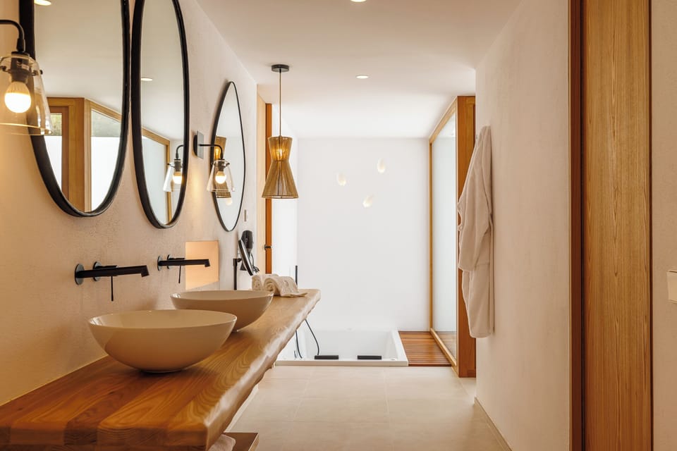 Deluxe Suite, Private Pool, Garden View | Egyptian cotton sheets, premium bedding, down comforters, minibar