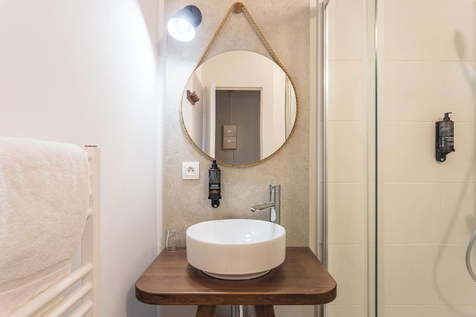 In-room safe, WiFi (free), bed sheets