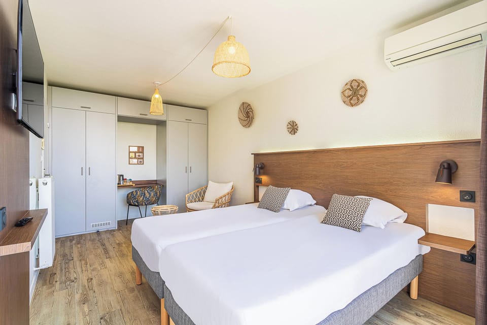 In-room safe, WiFi (free), bed sheets