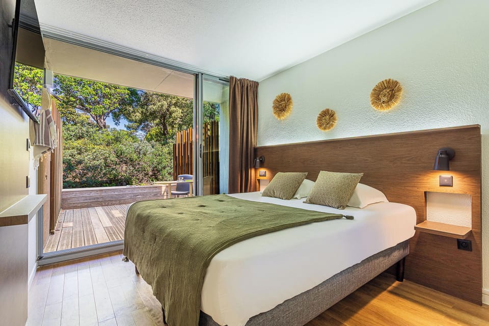 In-room safe, free WiFi, bed sheets