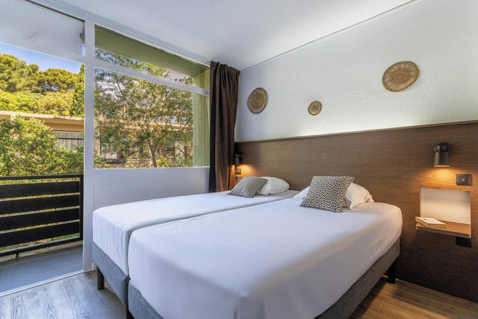In-room safe, WiFi (free), bed sheets