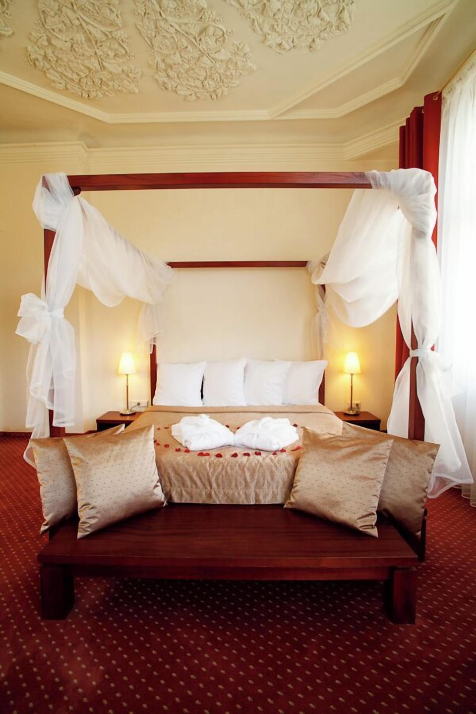 Superior Apartment | Minibar, in-room safe, desk, blackout drapes