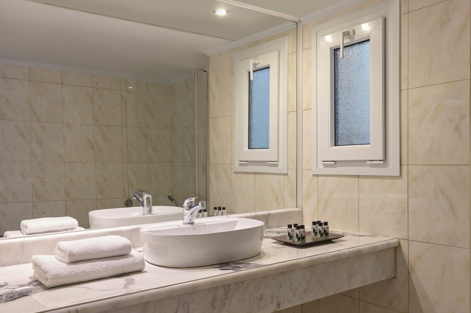 Combined shower/tub, free toiletries, hair dryer, slippers