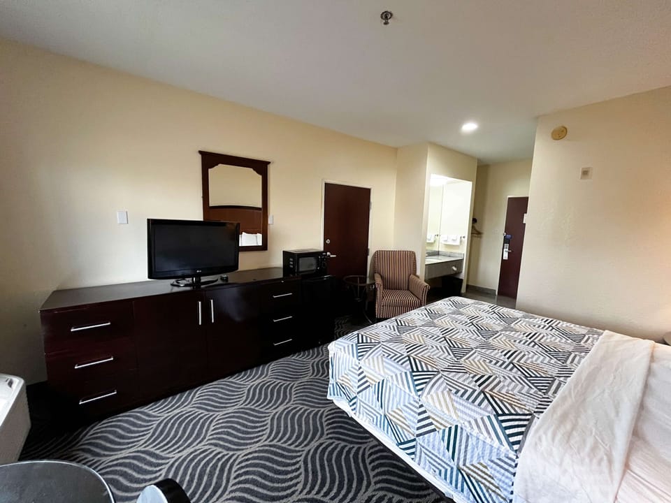 Iron/ironing board (on request), WiFi (free), alarm clocks, bed sheets