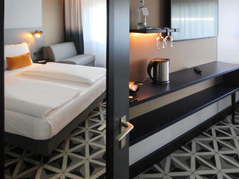 Standard Room, 1 Queen Bed | In-room safe, desk, blackout drapes, soundproofing