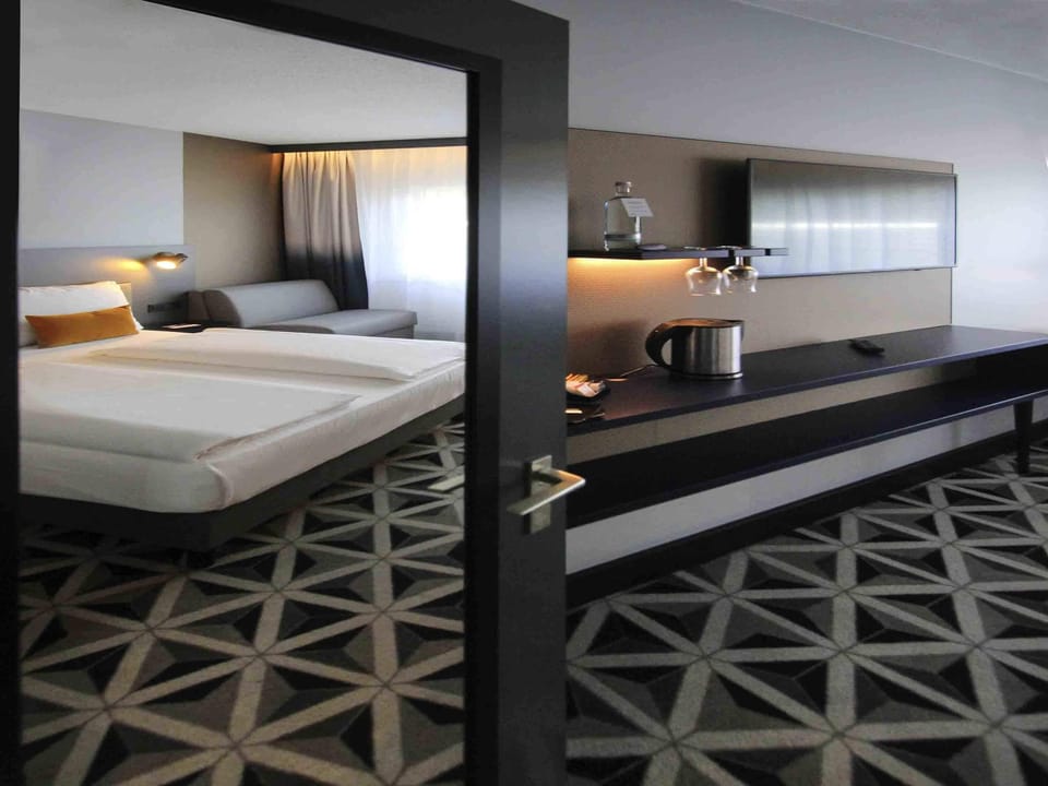 Standard Room, 1 Queen Bed | In-room safe, desk, blackout drapes, soundproofing