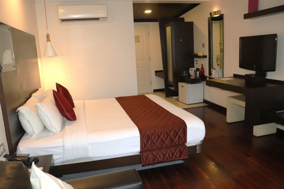Crescent Club Room | Egyptian cotton sheets, down comforters, Select Comfort beds, minibar