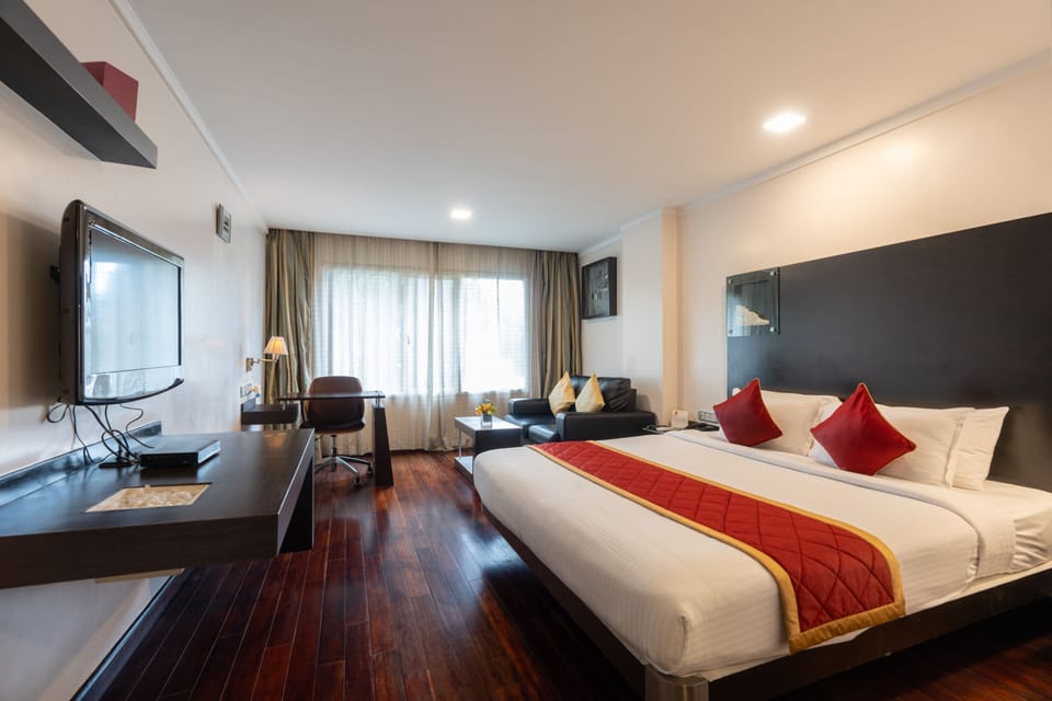 Crescent Club Room | Bathroom | Shower, free toiletries, hair dryer, bathrobes