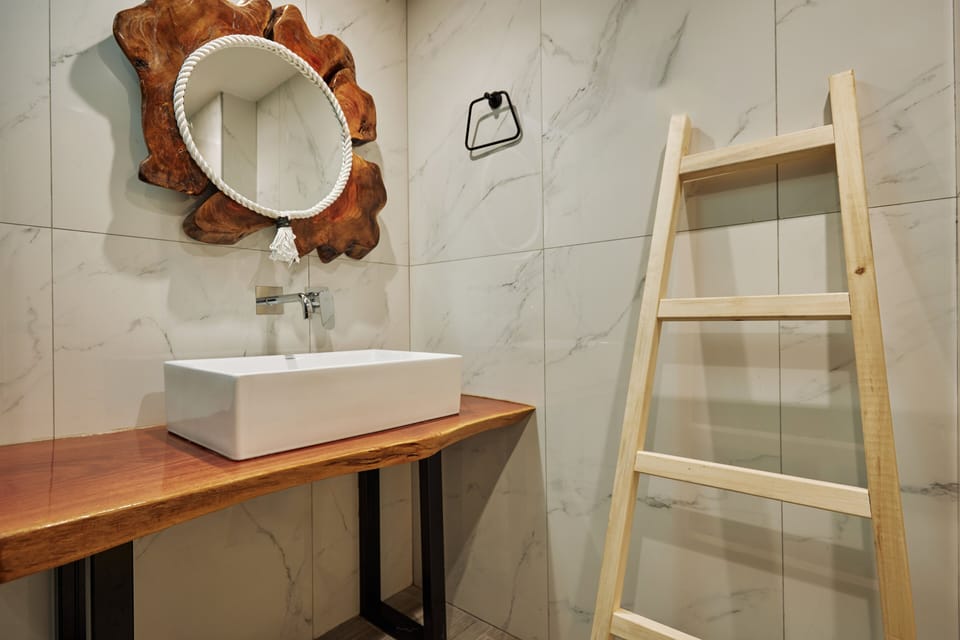 Junior Suite, Pool View | Bathroom | Shower, free toiletries, hair dryer, towels