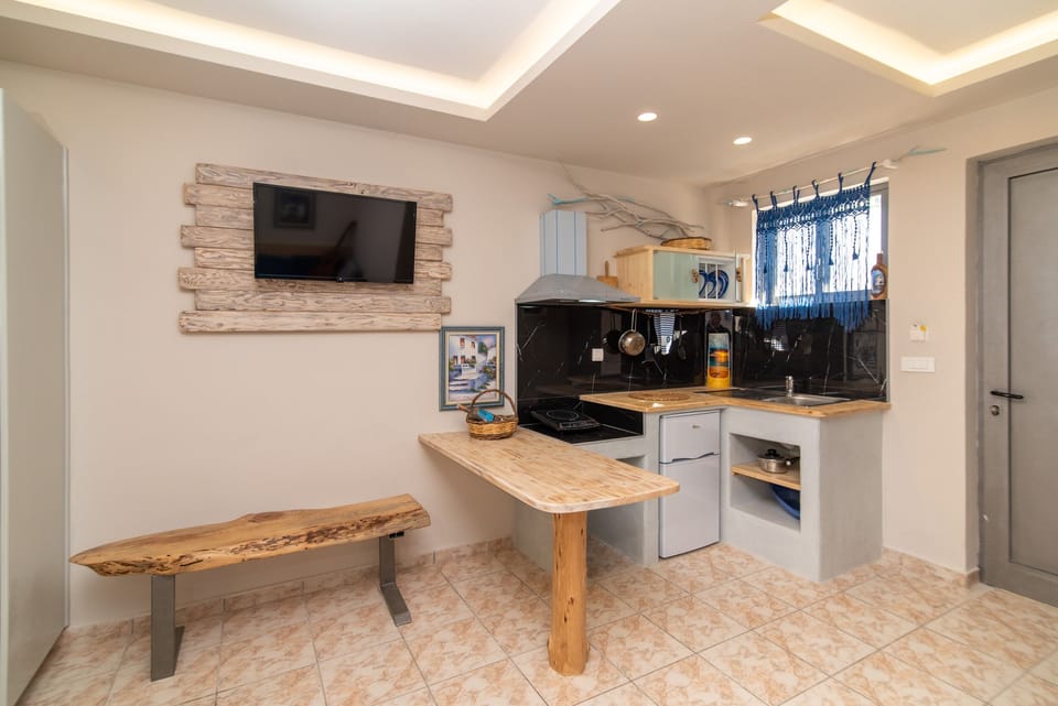 Superior Apartment, Garden View | Private kitchen | Fridge, coffee/tea maker
