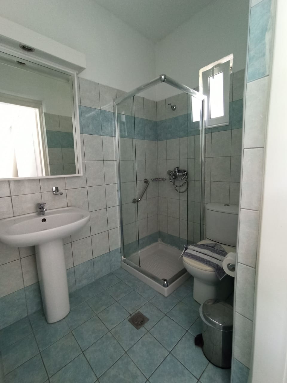 Bathtub, towels