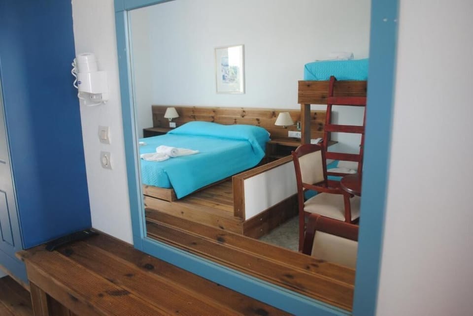 Family Room (for 4) | Free WiFi, bed sheets