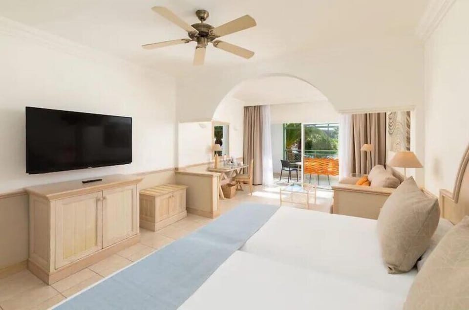15 bedrooms, minibar, in-room safe, individually decorated