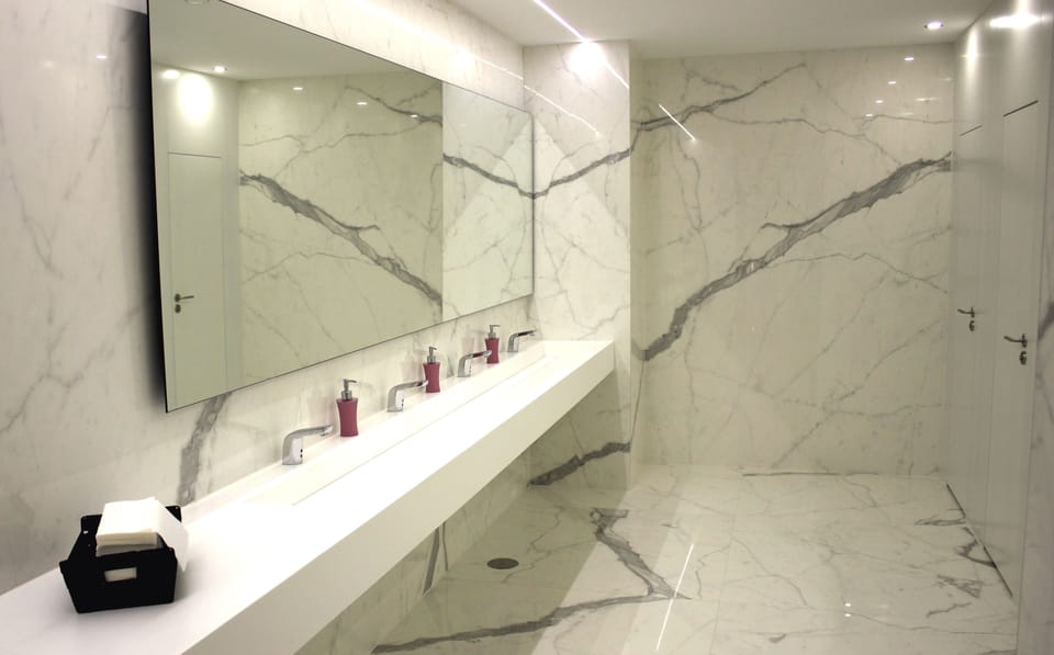Suite | Bathroom | Shower, rainfall showerhead, hair dryer, bidet